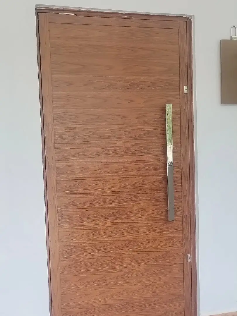 Porta amadeirada com puxador longo de inox
